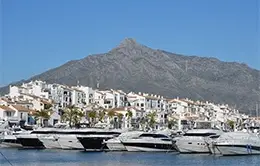 Maravíllese con el lujo de Puerto Banús en Marbella.