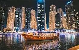 Cena a bordo de un Dhow con vistas nocturnas de Dubái