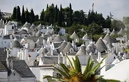 Conoce las icónicas casas trulli de Alberobello.