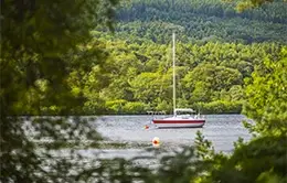 Navega en las misteriosas aguas del Lago Ness