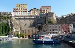 Explora Sorrento y su vibrante vida al pie del acantilado.