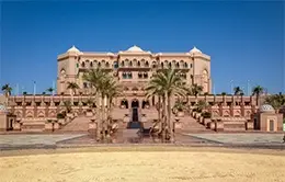 Descubrimiento del lujoso Emirates Palace y el Corniche.