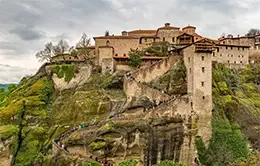Explora los monasterios suspendidos de Meteora