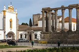 Pasea por las encantadoras calles de Évora, Patrimonio de la Humanidad.