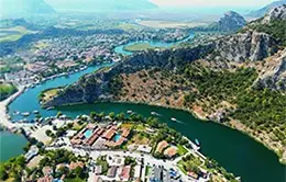 Paseo en barco por el romántico río Moldava.