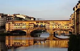Recorrido por el icónico Ponte Vecchio y sus tiendas de orfebres.