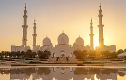 Visita a la impresionante Gran Mezquita de Abu Dhabi.
