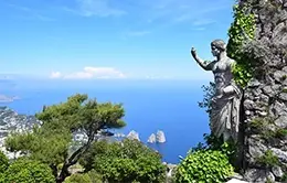 Visita la Isla de Capri y su famosa Gruta Blanca.