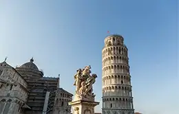 Contemplación de la icónica Torre Inclinada de Pisa