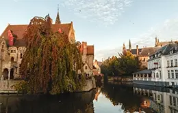 Recorre las calles empedradas y canales de Brujas.