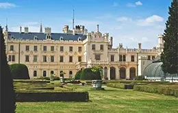 Descubrí los jardines y el castillo de Lednice.