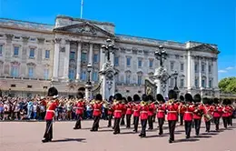 Observación del ‘Cambio de Guardia’ en el Palacio de Buckingham.