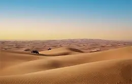 Safari por el desierto y puesta del sol en Arabia.