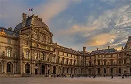 Visita el icónico museo del Louvre.