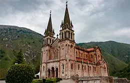 Admira la Basílica de Covadonga en los Picos de Europa.