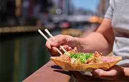 Experiencia nocturna en el vibrante Dotonbori de Osaka.