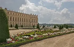 Explora el majestuoso Palacio de Versalles.