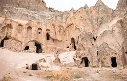 Explora el monasterio subterráneo