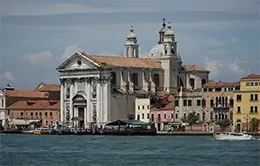 Navega por el Canal de la Giudecca hacia el centro de Venecia