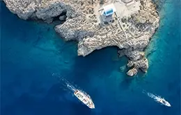 Viaje en barco hacia la espectacular Santorini