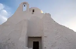 Visita la histórica Iglesia Paraportiani