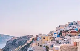 Viaja a Santorini, la joya del mar Egeo