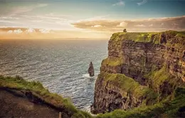 Admire los majestuosos acantilados de Moher.
