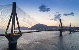 Cruzar el puente colgante más largo de nuestro mundo antes de regresar a Delfos