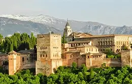 Descubra la majestuosidad del Palacio de la Alhambra.