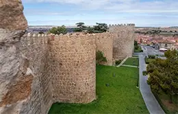 Descubre la historia viva en las murallas romanas de Lugo, Patrimonio Mundial de la UNESCO.