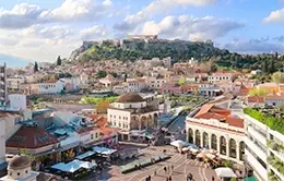 Llegada y traslado al hotel en la vibrante ciudad de Atenas