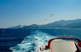 Navegación por el mar Egeo en ferry o barco highspeed