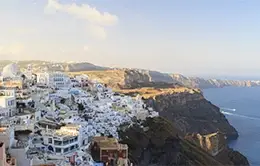 Primeras vistas de las casas blancas de Santorini