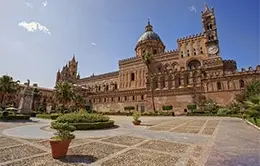 Contempla los majestuosos mosaicos dorados de la Catedral de Monreale.