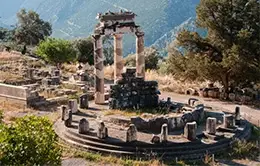 Exploración del ogrel oráculo de Delfos y sus tesoros arqueológicos