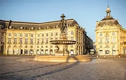 Pasea por el centro histórico de Burdeos, un tesoro de la UNESCO