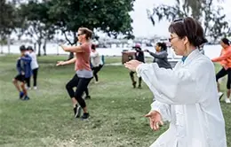 Clase de Tai Chi al amanecer en la Bahía de Halong
