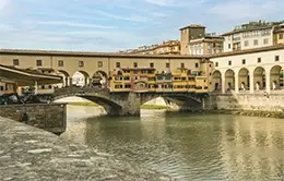 Cruza el histórico Ponte Vecchio