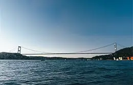 Vista panorámica de los puentes colgantes europeo y asiático