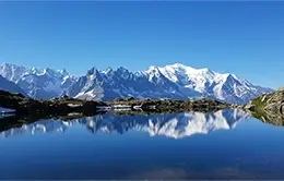 Cruza bajo el majestuoso Mont Blanc