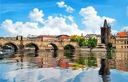 Cruza el icónico Puente de Carlos y explora la Ciudad Vieja de Praga