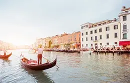 Vive la experiencia única de un paseo en góndola por los canales