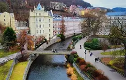 Relájate en la ciudad balneario de Karlovy Vary, un oasis de belleza y tranquilidad