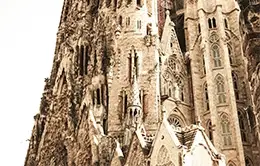 Admira la impresionante Sagrada Familia, un símbolo de Barcelona