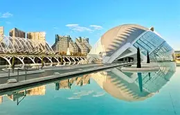 Descubre la arquitectura futurista de la Ciudad de las Artes y las Ciencia de Valencia.