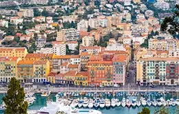 Paseo por el glamuroso paseo marítimo de Niza.