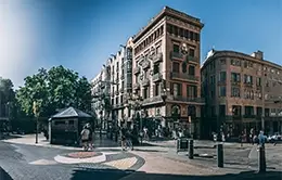Visita guiada por las Ramblas y las obras de Gaudí.