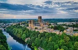Descubre la encantadora Durham con su catedral frente al castillo.