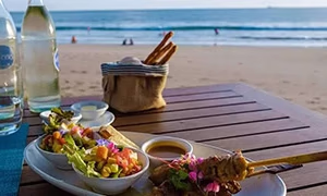 Del océano a tu plato: Experiencias de gastronomía costera en las playas más bonitas.
