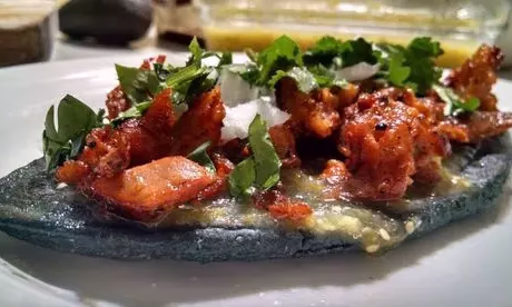 Los tlacoyos, la comida prehispánica que sobrevive en México.